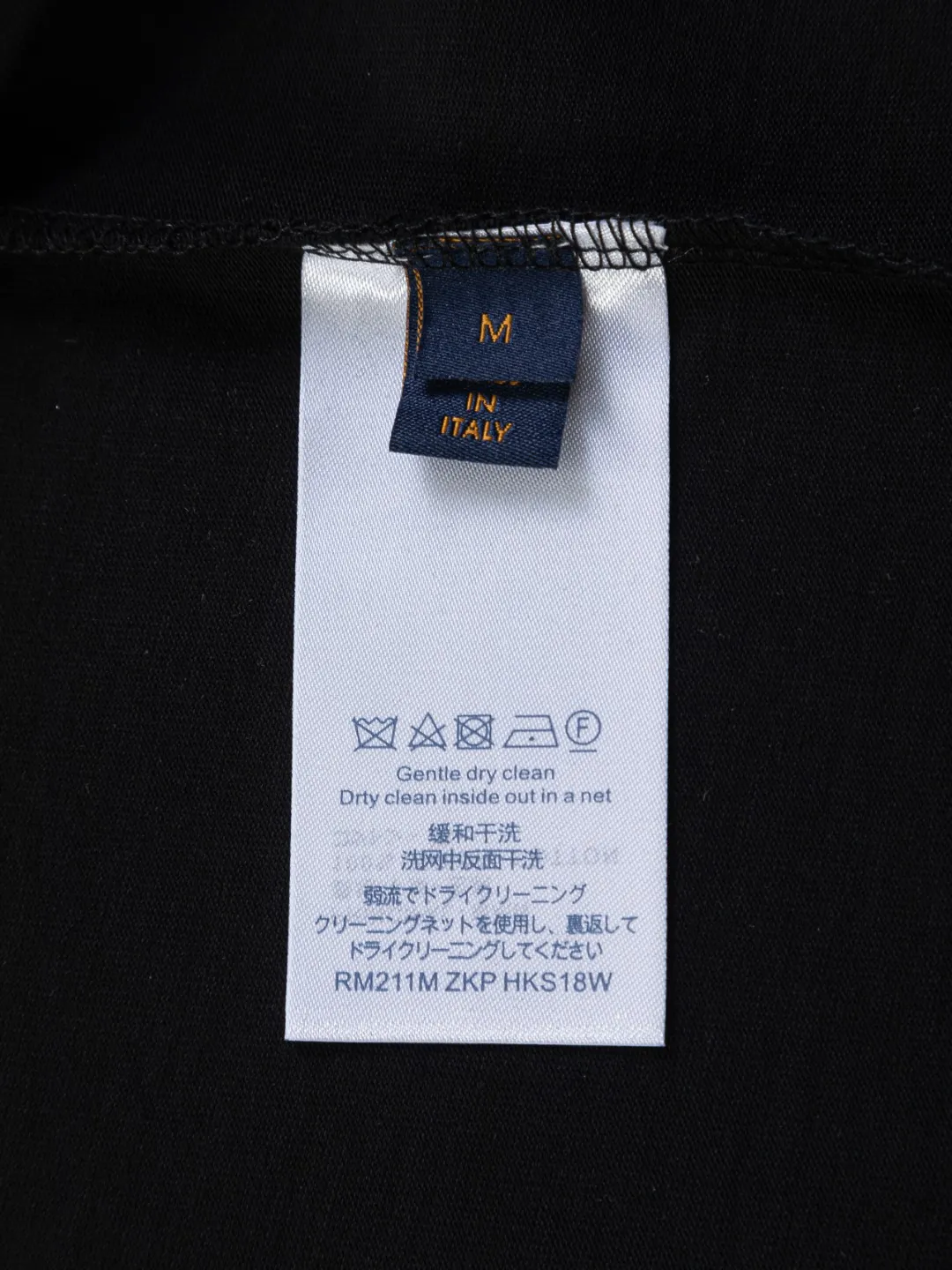 🅿️190 Louis Vuitton Louis Vuitton 1V LV LV slightly wide version S-XL LV 26ss new products are available at counters simultaneously. Multiple craftsmanship. Embroidery of civet 🦊 letters on the chest. Round neck short-sleeved T-shirt, same style for men and women! Consigned to one-to-one creation. Synchronized with the official website, pure cotton fabrics at the counter! It is close to the skin and comfortable, durable and easy to wear. It has a classic and simple logo design and meticulous original craftsmanship. Short-sleeves, a must-have item for men, do not appear to be the same for the general public, but must be unique and eye-catching. This LV short-sleeve is all about quality, comfort, the same shape and fashion as always, including fabrics and cutting techniques. All of them have been made with great effort! 320 grams of washed pure cotton fabric, pure cotton is breathable, very refreshing and comfortable for daily wear. The rib knitting on the neckline is smooth and tight, and the neckline will not be skewed if you toss it at will. The loose version, you will find that it looks really good on the upper body. The overall is minimalist and neat, super versatile for daily use! Pair it casually with a pair of pants for a youthful look. A T-shirt will make your outfit crazy. It is a fashionable item that can never go wrong! Color: Black White Size: S-XL Size chart: S: Shoulder width 50-Bust 56-Length 70 M: Shoulder width 52-Bust 57-Length 72 L: Shoulder width 54-Bust 59-Length 74 XL: Shoulder width 56-Bust 62-Length 76
